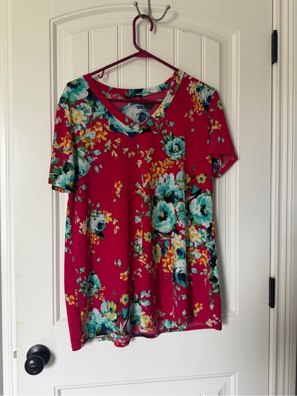 Women's Short-Sleeve V-Neck Floral Tee in Fuchsia